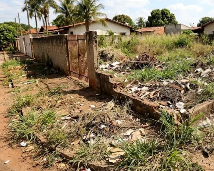 Prefeitura de Campo Grande notifica proprietários sobre multas por sujeira em imóveis