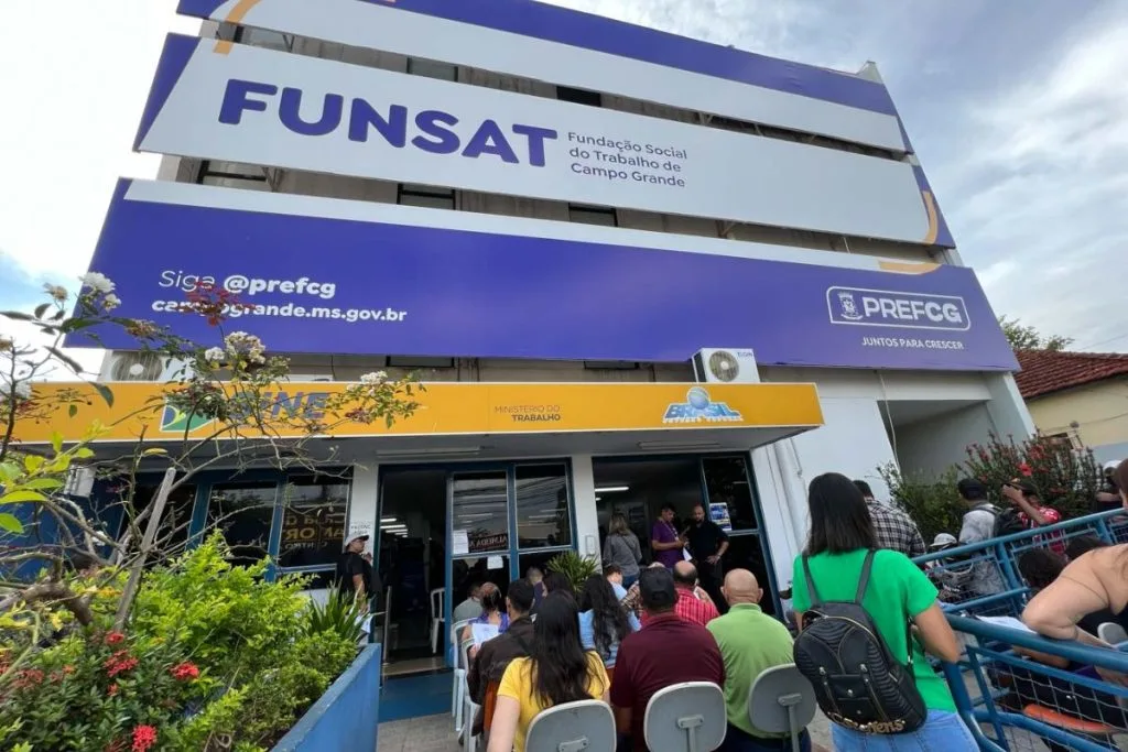 Trabalhadores em frente ao prédio da Funsat (Foto: Divulgação/Prefeitura) vagas de emprego