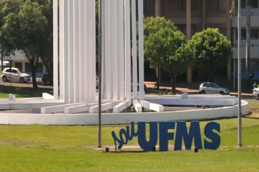 Monumento da UFMS na Cidade Universitária de Campo Grande.