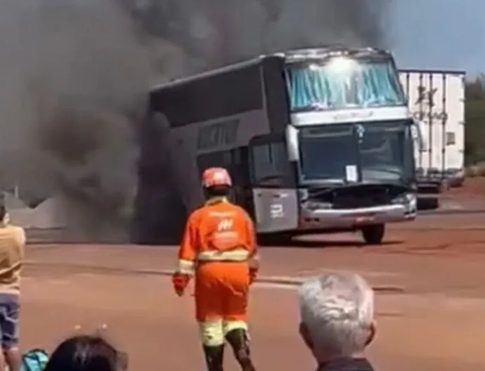 Incêndio em ônibus na BR-163 deixa passageiros ilesos em Mato Grosso do Sul