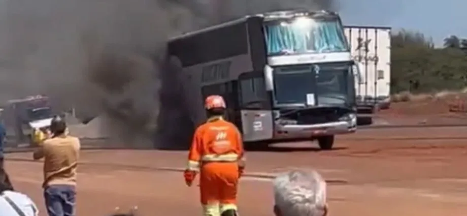 Incêndio em ônibus na BR-163 deixa passageiros ilesos em Mato Grosso do Sul
