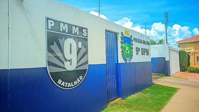 Mulher de 48 anos é encontrada em surto dentro de carro em Campo Grande