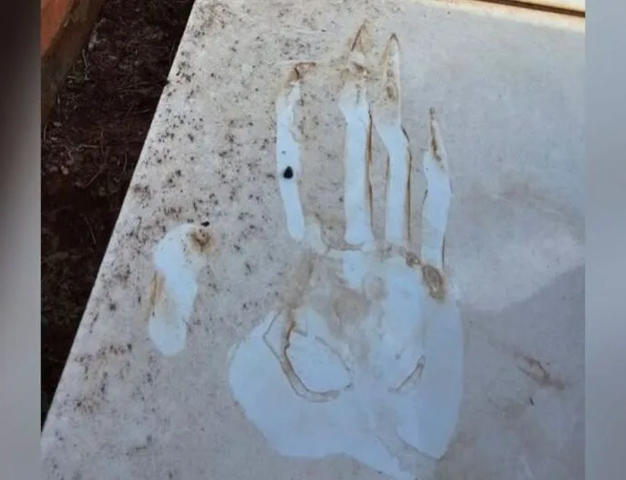 Marca de mão gigante em túmulo intriga moradores de Rio Brilhante