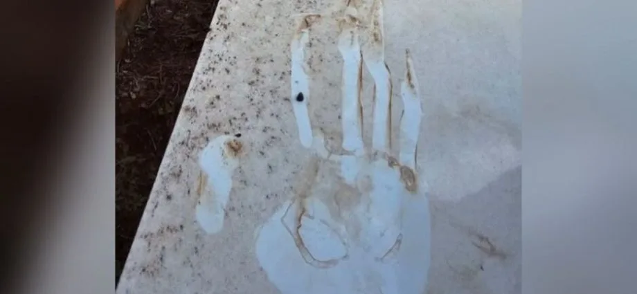 Marca de mão gigante em túmulo intriga moradores de Rio Brilhante