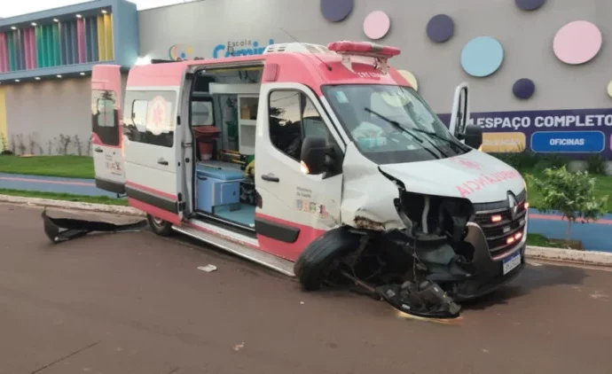 Colisão entre ambulância do Samu e carro deixa seis feridos em Dourados