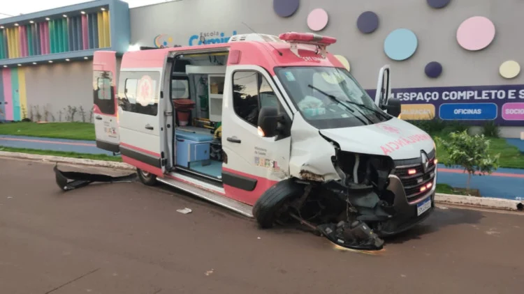 Colisão entre ambulância do Samu e carro deixa seis feridos em Dourados