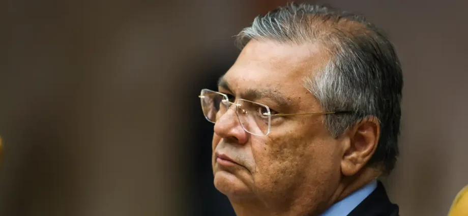 Ministro Flávio Dino retira sigilo de ação sobre caso Dark Horse