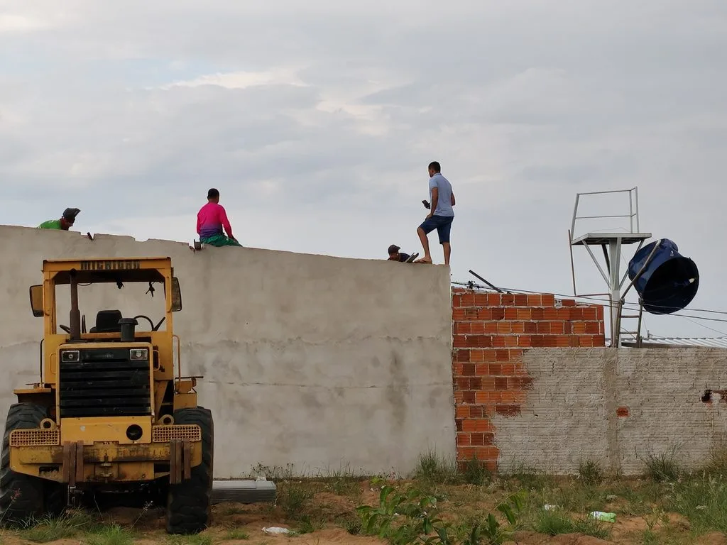 Vendaval causa danos em quitinetes e desabriga inquilinos em Água Clara, MS
