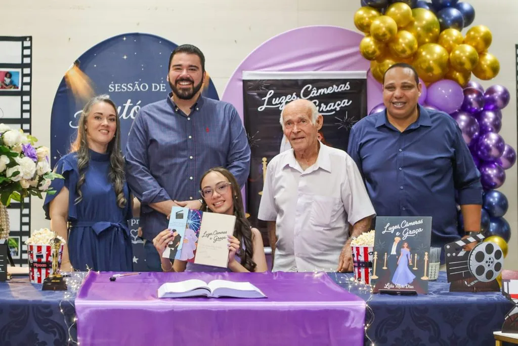 Lançamento de livro em Três Lagoas: jovem escritora esgota edição de estreia