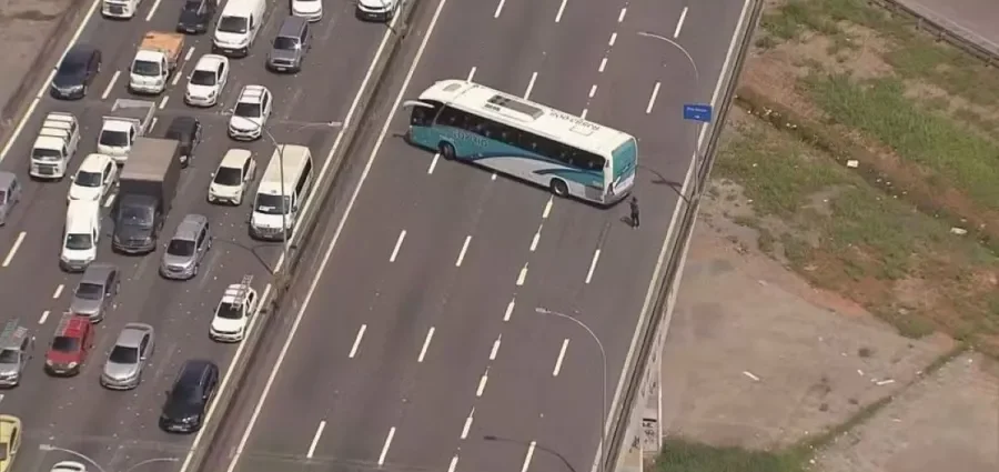 Criminosos usam ônibus escolares para bloquear a Linha Vermelha no RJ