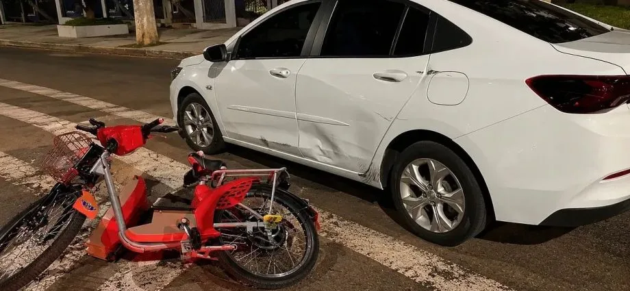Ciclista é atendida após acidente com carro em São Gabriel do Oeste