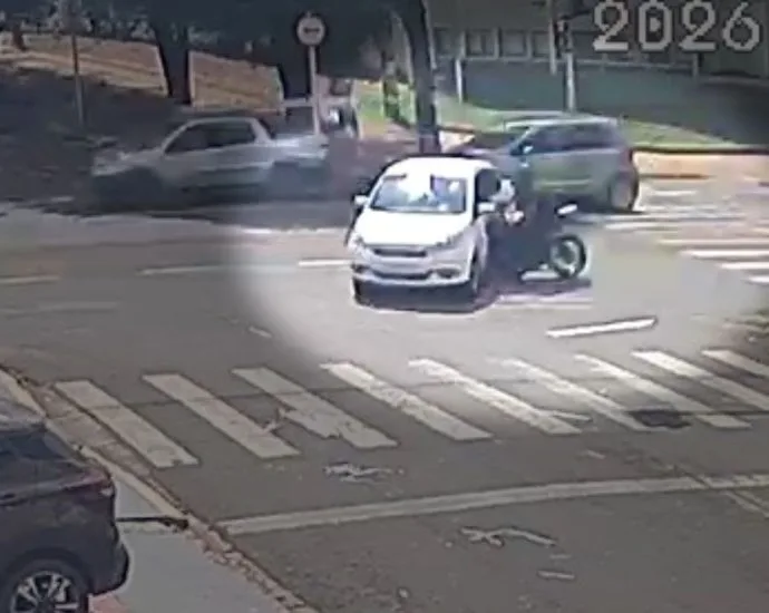 Motociclista socorrido em estado grave após colisão em Campo Grande