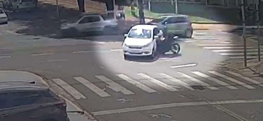 Motociclista socorrido em estado grave após colisão em Campo Grande