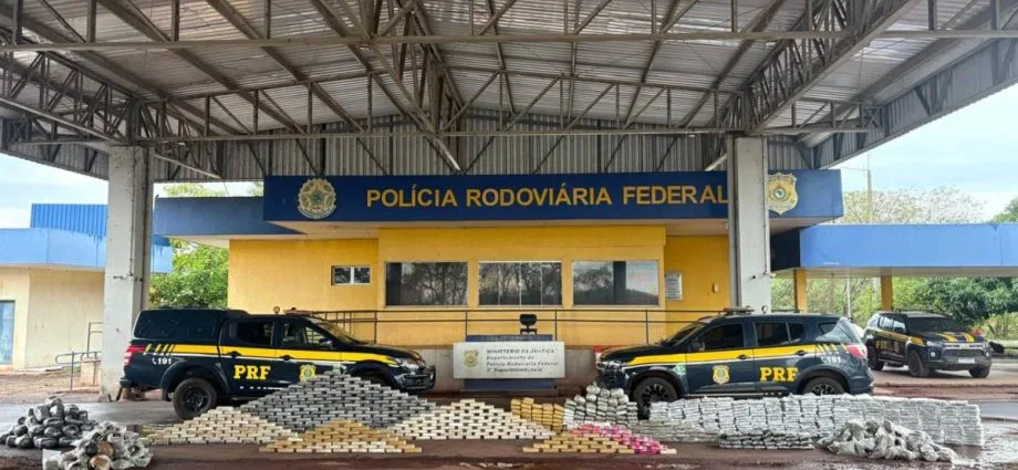 PRF apreende 974,68 kg de drogas em carga de minério na BR-262, em Miranda