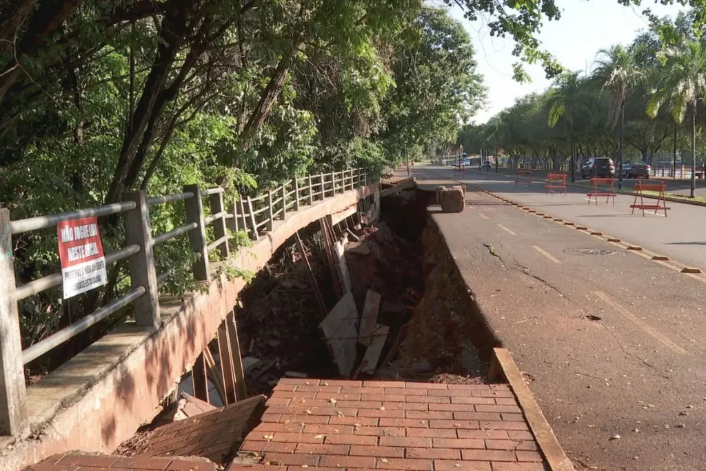 Parte da estrutura que cedeu durante as chuvas de 2025 (Foto: arquivo/TV Morena)
