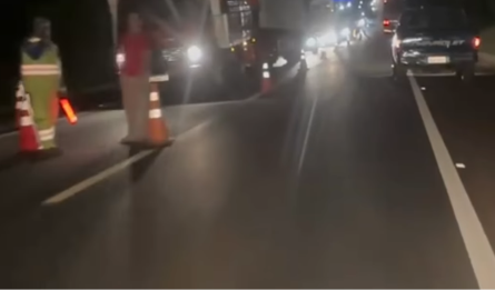 Caminhão carregado com grãos tomba e interdita pista, em Paranaíba