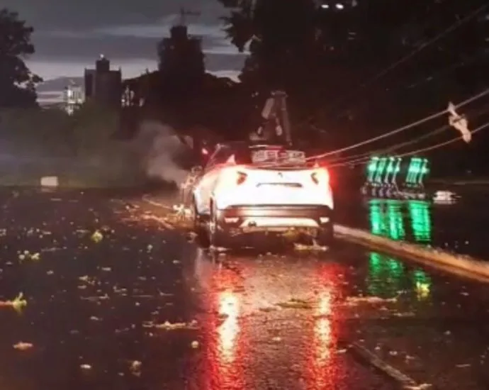 Poste cai sobre carro e motorista é resgatada em Campo Grande