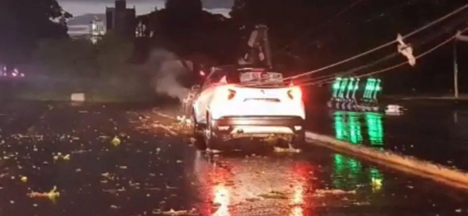Poste cai sobre carro e motorista é resgatada em Campo Grande