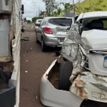 Caminhão causa danos a quatro veículos estacionados em Campo Grande