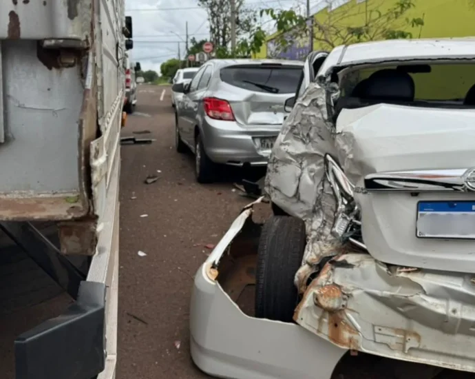 Caminhão causa danos a quatro veículos estacionados em Campo Grande