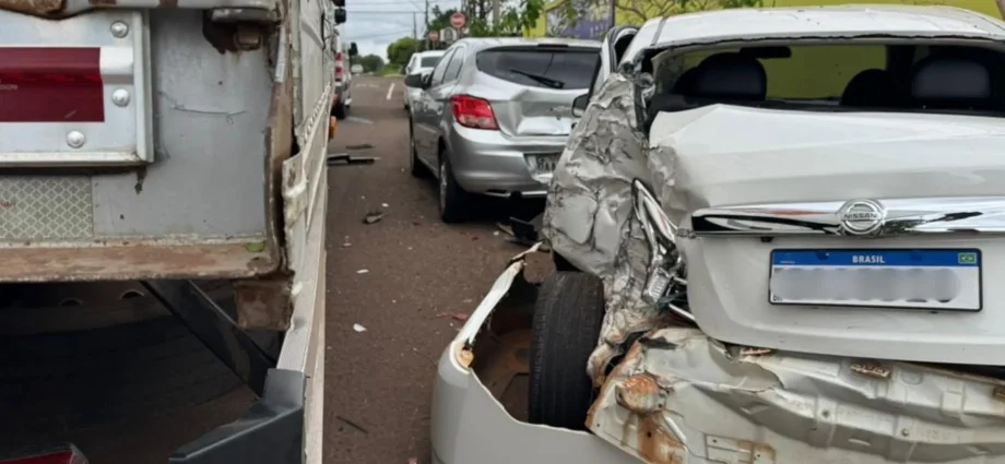 Caminhão causa danos a quatro veículos estacionados em Campo Grande
