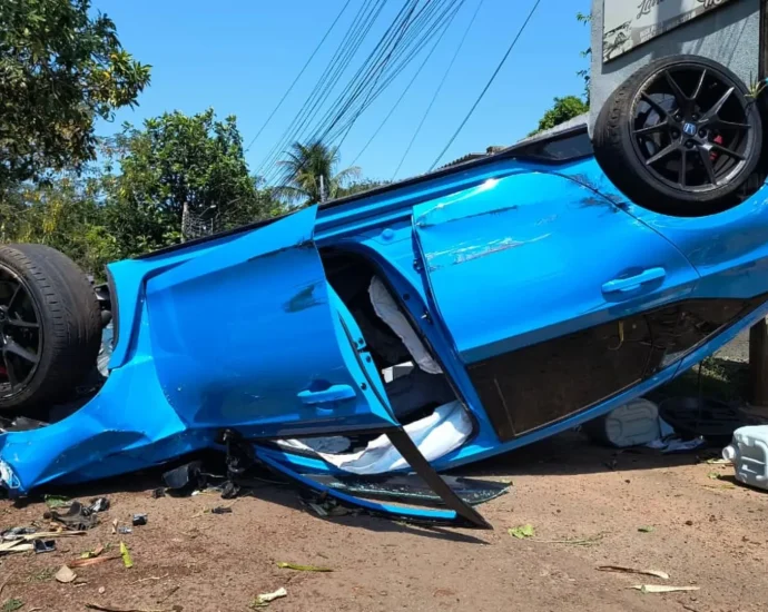 Civic Type R de R$ 350 mil capota após colisão com Corsa em Campo Grande