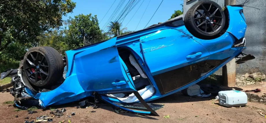 Civic Type R de R$ 350 mil capota após colisão com Corsa em Campo Grande