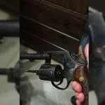 Mulher é presa por expulsar filha de 17 anos de casa em Campo Grande