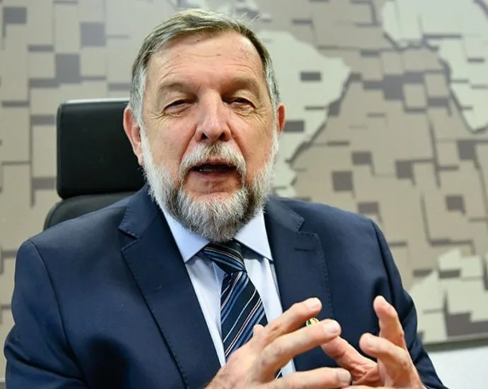 Senador da base de Lula assina pedido de impeachment contra Moraes