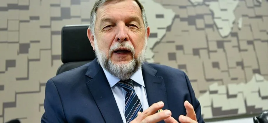 Senador da base de Lula assina pedido de impeachment contra Moraes