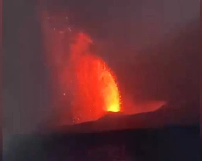 Indonésia cancela voos em Jacarta devido à erupção do vulcão Anak Krakatoa