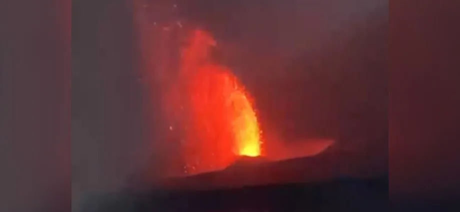 Indonésia cancela voos em Jacarta devido à erupção do vulcão Anak Krakatoa