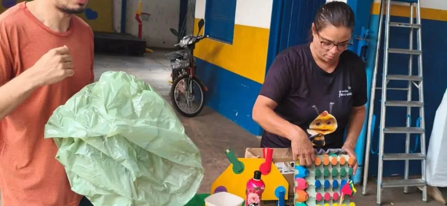 Alunos da APAE em Água Clara aprendem sobre reciclagem de forma prática