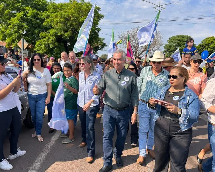 Reinaldo Azambuja realiza caminhada de campanha em Água Clara