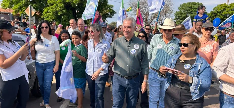 Reinaldo Azambuja realiza caminhada de campanha em Água Clara