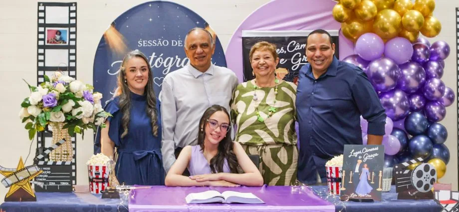 Lançamento de livro em Três Lagoas: jovem escritora esgota edição de estreia