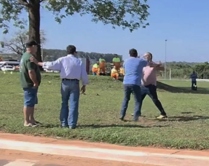 Vereador se desentende com eleitor durante protesto em rodovia estadual