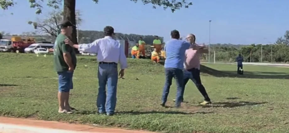 Vereador se desentende com eleitor durante protesto em rodovia estadual