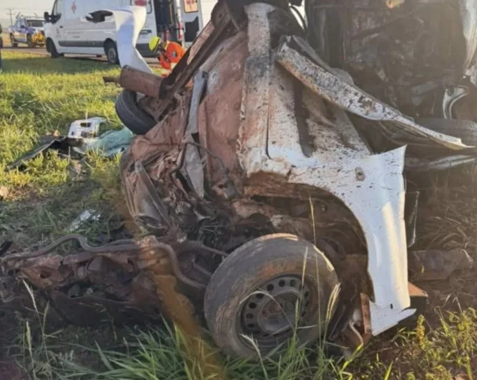 Acidente fatal entre van da Saúde e carro na BR-163 em Eldorado