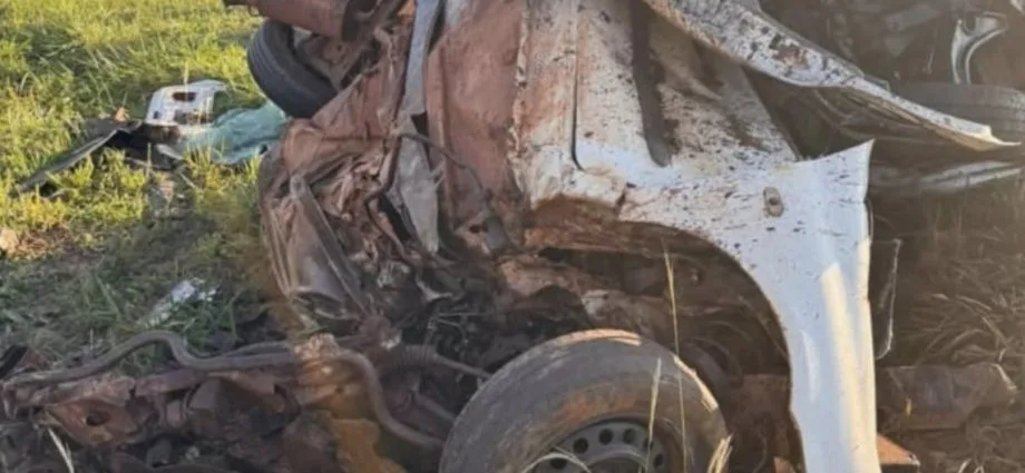Acidente fatal entre van da Saúde e carro na BR-163 em Eldorado