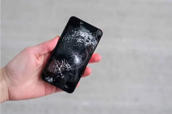 Homem danifica celular durante abordagem policial em Paranaíba