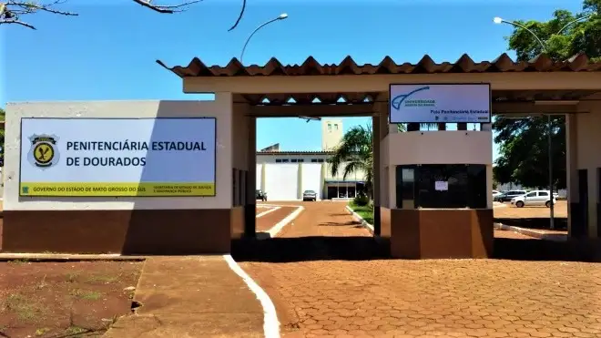Fachada do presídio em Dourados, onde foi descoberto o esquema criminoso. (Foto: Divulgação)