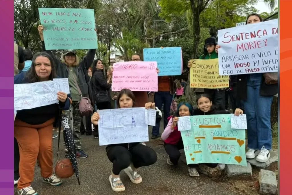 Frequentadores do zoológico de Sorocaba protestaram contra a saída do Elefante Sandro. - Foto: Thiago Ariosi/TV TEM
