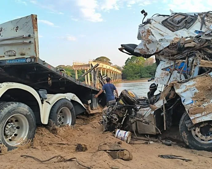 Caminhão submerso no Rio Taquari é retirado após 20 dias de busca