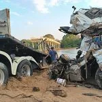 Caminhão retirado do Rio Taquari 20 dias após desabamento de ponte