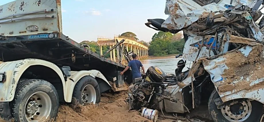 Caminhão retirado do Rio Taquari 20 dias após desabamento de ponte