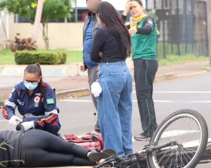 Ciclista ferida em colisão com carro em Campo Grande