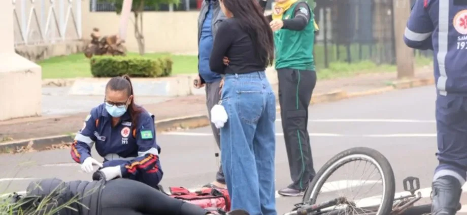 Ciclista ferida em colisão com carro em Campo Grande
