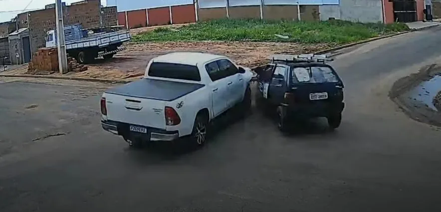 Acidente em Água Clara envolve Hilux e Uno nesta quinta-feira