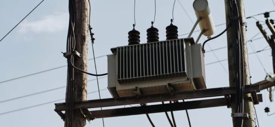 Oscilações no fornecimento de energia preocupam moradores em Três Lagoas durante onda de calor